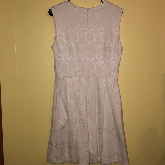 White elegant dress size large - Picture 4 of 4